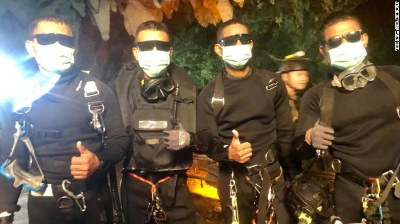 4 đặc nhiệm Thai Navy Seals ra khỏi hang động tối 10-7, sau khi thành viên cuối cùng của đội bóng được cứu ra an toàn. Ảnh: FB
