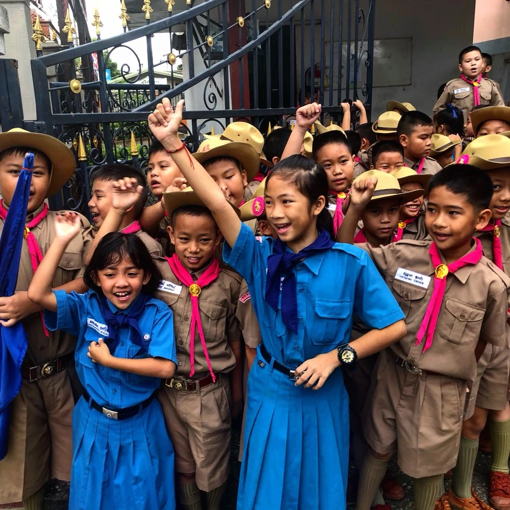 Bạn học các cậu bé động viên bạn mình. Ảnh: CNN