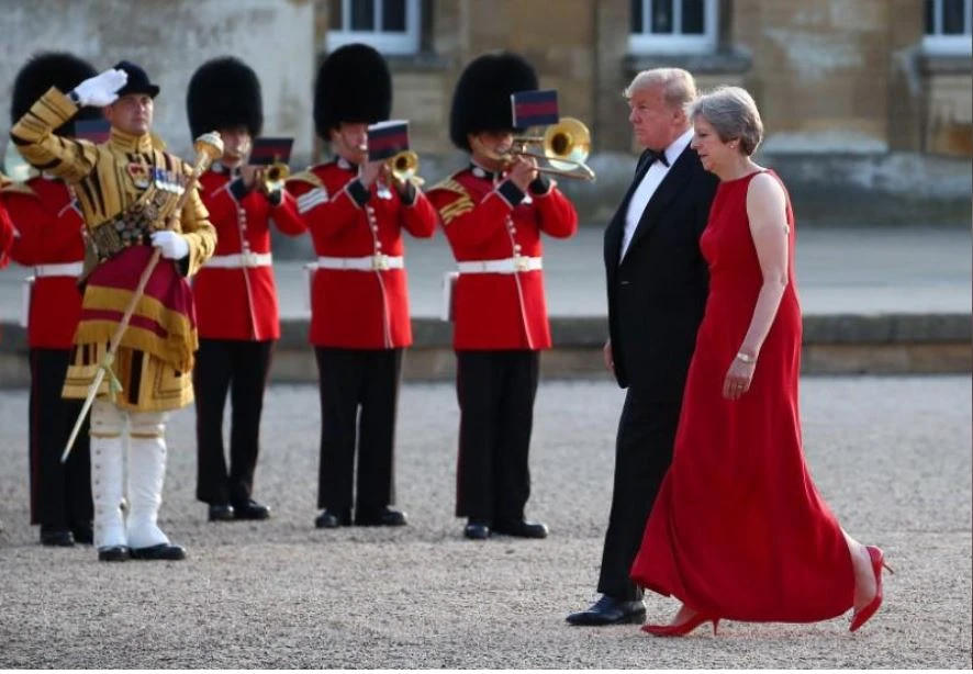 Thủ tướng Anh Theresa May mời Tổng thống Mỹ Donald Trump cùng dự tiệc tối tại Cung điện Blenheim gần TP Oxford (Anh) ngày 12-7. Ảnh: REUTERS