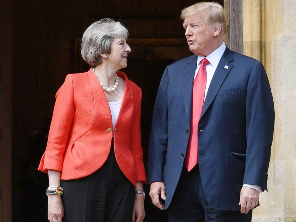 Thủ tướng Anh Theresa May (trái) đón tiếp Tổng thống Mỹ Donald Trump tại căn nhà đồng quê Chequers dành riêng cho các vị thủ tướng Anh ở hạt Buckinghamshire (Anh) ngày 13-7. Ảnh: REUTERS