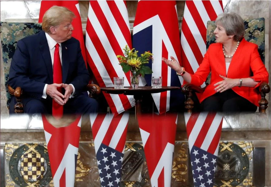 Thủ tướng Anh Theresa May (phải) tiếp Tổng thống Mỹ Donald Trump tại căn nhà đồng quê Chequers dành riêng cho các vị thủ tướng Anh ở hạt Buckinghamshire (Anh) ngày 13-7. Ảnh: REUTERS