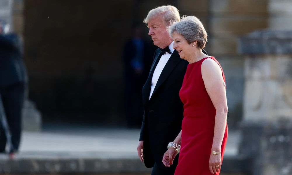 Tổng thống Mỹ Donald Trump trong lần đầu đến thăm Anh đã gây khó cho Thủ tướng Anh Theresa May. Ảnh: AFP