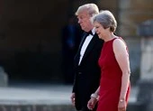 Lần đầu tới Anh, ông Trump đã gây khó cho bà May