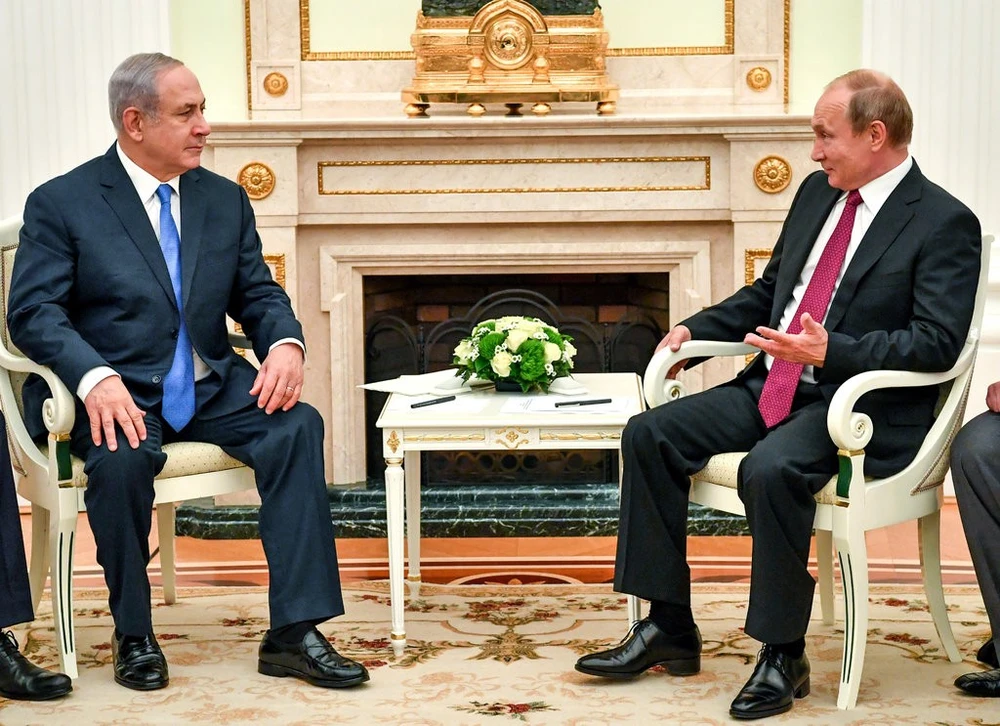 Tổng thống Nga Vladimir Putin (phải) tiếp Thủ tướng Israel Benjamin Netanyahu tại Điện Kremlin (Nga) ngày 11-7. Ảnh: NYT