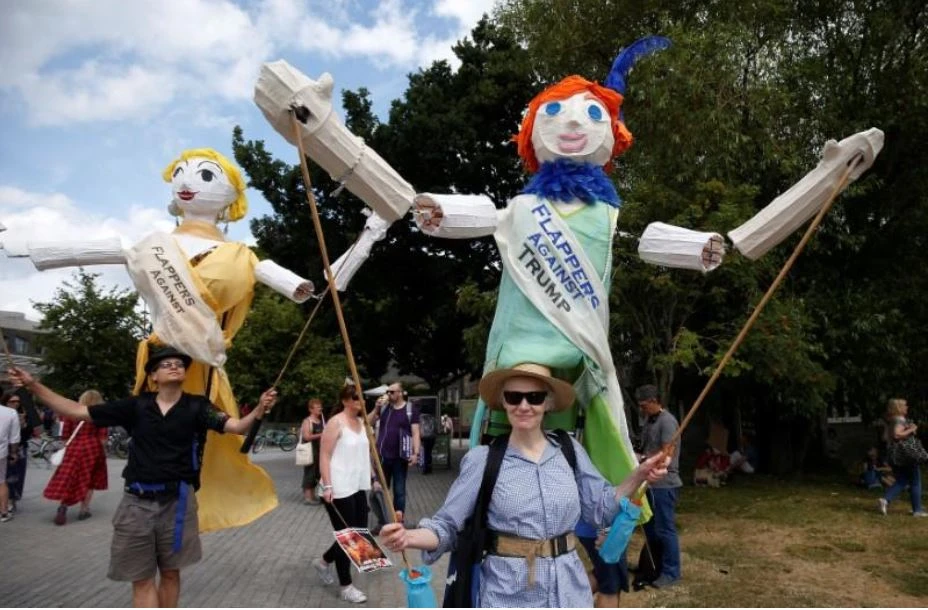 Người biểu tình phản đối ông Trump gần khu nghỉ dưỡng đánh golf của ông ở Scotland ngày 14-7. Ảnh: REUTERS