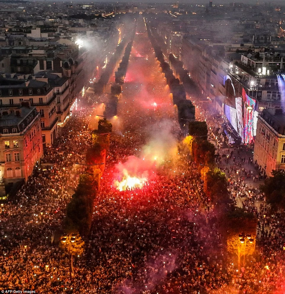 Hàng chục nghìn người đổ về đại lộ Champs Elysees, Paris để ăn mừng Pháp vô địch World Cup ngày 15-7. Ảnh: AFP