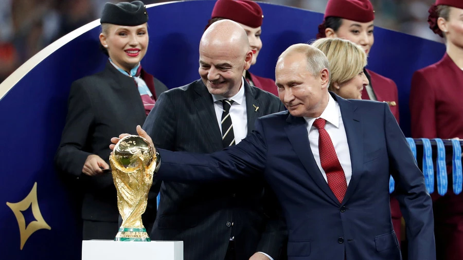 Ông Putin xuống sân chúc mừng tuyển Pháp vô địch World Cup ngày 15-7. Ảnh: GETTY IMAGES