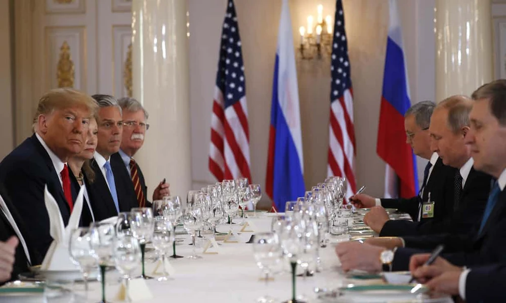 Ông Trump (đầu tiên, trái) và phái đoàn Mỹ trong phiên ăn trưa làm việc với ông Putin (giữa, phải) và phái đoàn Nga. Ảnh: AP