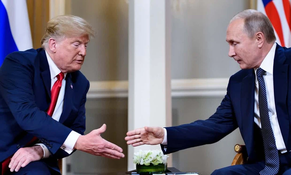 Cái bắt tay giữa hai ông Trump (trái) và Putin (phải) chỉ kéo dài 3 giây. Ảnh: GETTY IMAGES