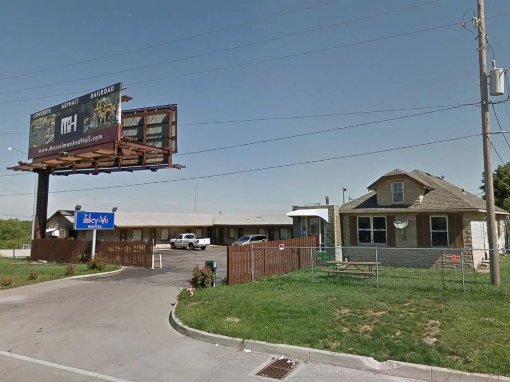 Nhà nghỉ Sky-Vue ở đông TP Kansas, bang Missouri (Mỹ), hiện trường 2 cảnh sát bị bắn. Ảnh: ABC NEWS