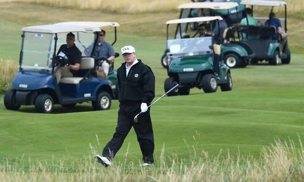 Tổng thống Mỹ Donald Trump chơi golf tại khu nghỉ dưỡng của mình ở Scotland ngày 14-7. Ảnh: AFP