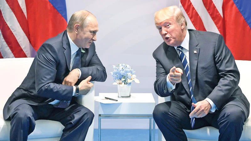 Tổng thống Nga Vladimir Putin (trái) chấp nhận việc Tổng thống Mỹ Donald Trump (phải) đặt quyền lợi của Mỹ trên tất cả, nhưng cũng hy vọng ông Trump tôn trọng suy nghĩ tương tự mình. Ảnh: AFP