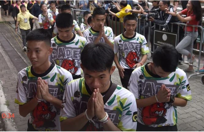 Các cậu bé rời khỏi nợi họp báo. Ảnh: GUATDIAN