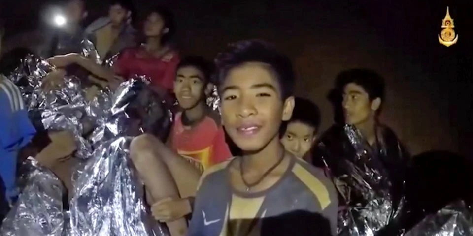 Đội bóng nhí thời điểm một ngày sau khi được tìm thấy còn sống trong hang động, ngày 3-7. Ảnh: AP