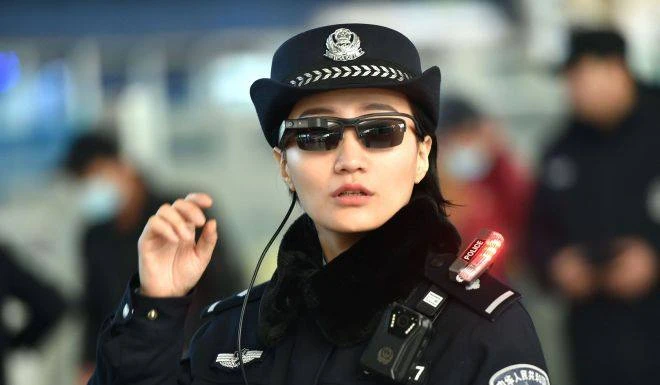 Một cảnh sát đang mang kính thông minh có chức năng nhận diện khuôn mặt tại một ga tàu hỏa ở Trịnh Châu, Hà Nam, Trung Quốc. Ảnh: AFP
