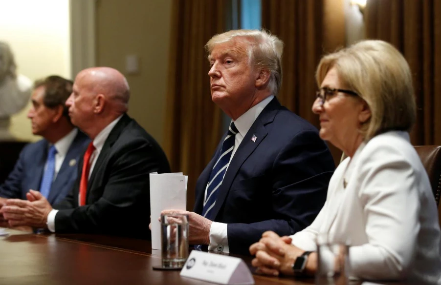 Ông Trump ngồi giữa hai nghị sĩ Cộng hòa trong cuộc trao đổi với một số nghị sĩ Mỹ và báo chí tại Nhà Trắng ngày 17-7. Ảnh: REUTERS