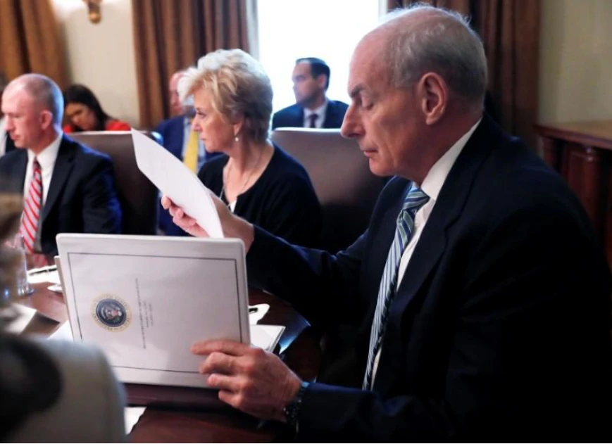 Giám đốc Tình báo Quốc gia Dan Coat (phải) trong cuộc họp nội các tại Nhà Trắng ngày 18-7. Ảnh: REUTERS