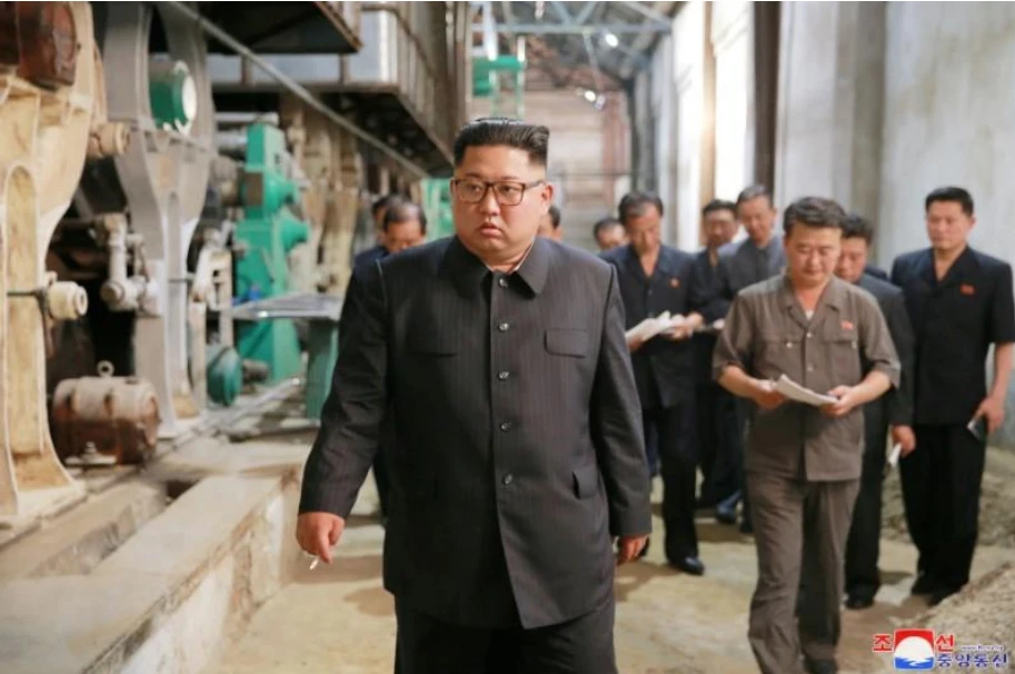 Lãnh đạo Triều Tiên Kim Jong-un thăm một nhà máy ở Sinuiju (Triều Tiên). Ảnh do KCNA công bố ngày 2-7.