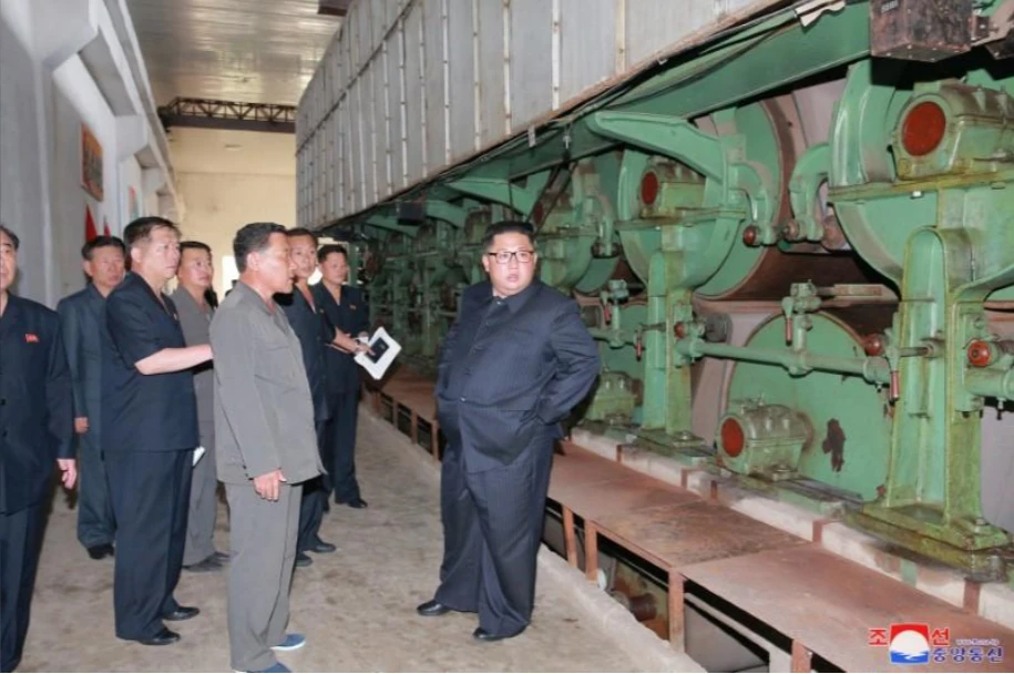 Lãnh đạo Triều Tiên Kim Jong-un thăm một nhà máy ở Sinuiju (Triều Tiên). Ảnh do KCNA công bố ngày 2-7.