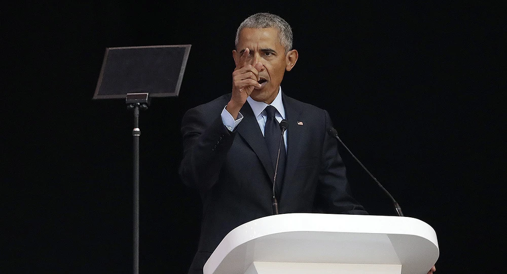 Cựu Tổng thống Mỹ Barack Obama phát biểu tại TP Johannesburg ngày 17-7, rằng mọi người đang sống trong thời kỳ lạ lùng và bất ổn. Ảnh: AP
