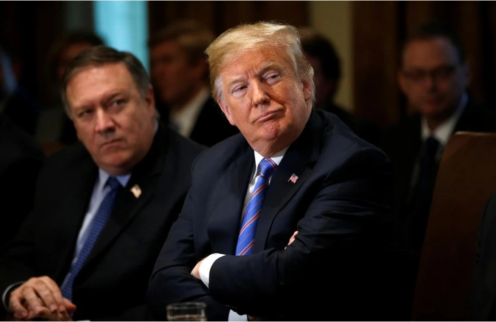 Tổng thống Mỹ Donald Trump (phải) và Ngoại trưởng Mỹ Mike Pompeo trong cuộc họp nội các tại Nhà Trắng ngày 18-7. Ảnh: REUTERS