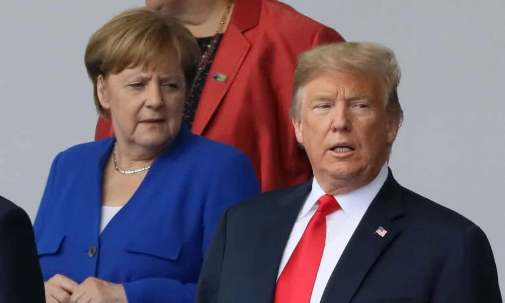 Thủ tướng Đức Angela Merkel (trái) và Tổng thống Mỹ Donald Trump (phải) tại hội nghị thượng đỉnh NATO tuần trước. Ảnh: REUTERS