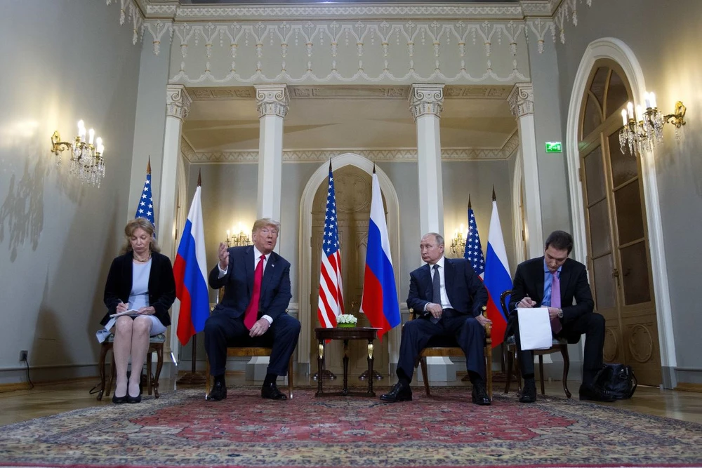 Tổng thống Mỹ Donald Trump và Tổng thống Nga Vladimir Putin chuẩn bị gặp riêng trong khuôn khổ thượng đỉnh Mỹ-Nga. Ảnh: AP