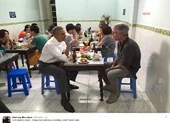 Người dẫn ông Obama đi ăn bún chả ở Hà Nội vừa tự tử