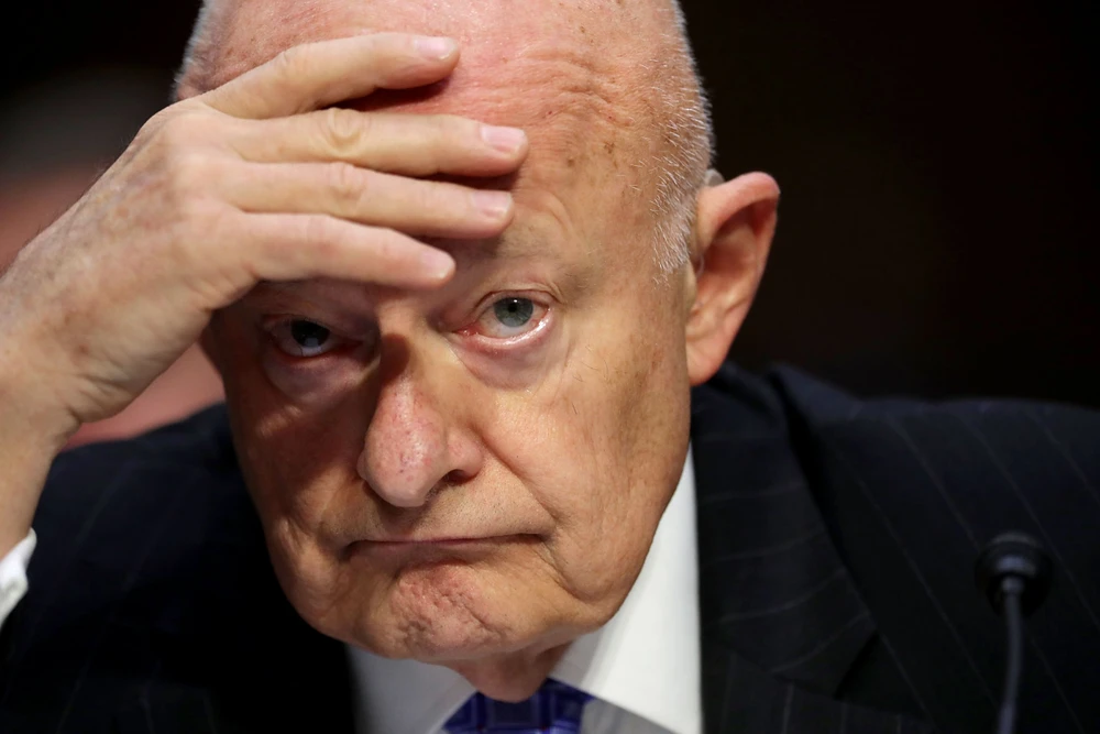 Cựu Giám đốc DNI James Clapper là một trong những người đang bị ông Trump tính rút quyền miễn trừ an ninh. Ảnh: CNN