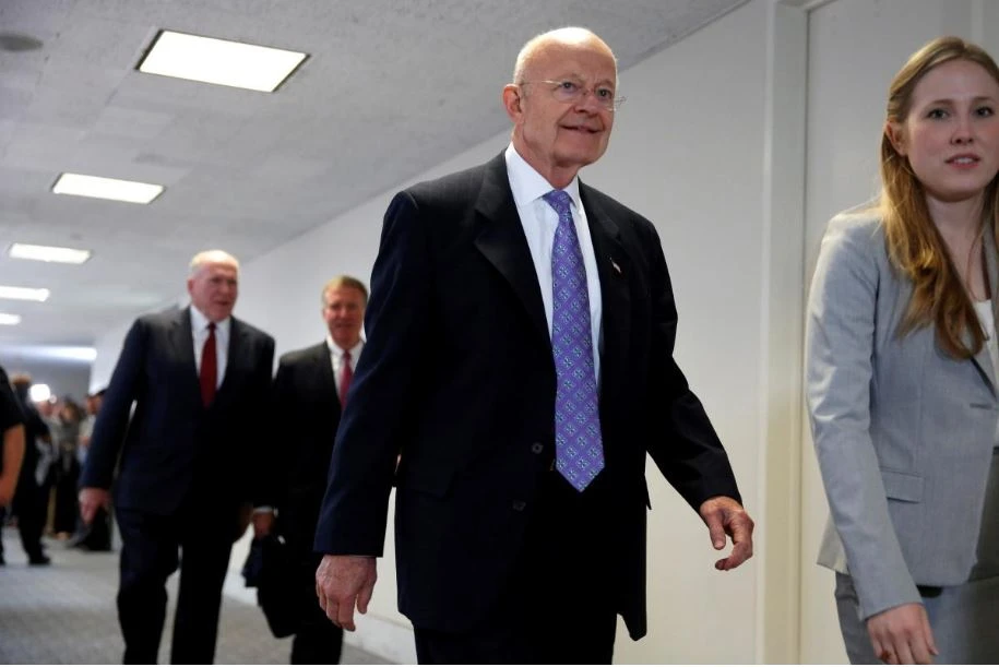 Cựu Giám đốc DNI James Clapper dự cuộc điều trần về đánh giá về kết luận của cộng đồng tình báo về “Các hoạt động và ý định của Nga trong các cuộc bầu cử gần đây của Mỹ” tại Ủy ban Tình báo Thượng viện ngày 16-5. Ảnh: REUTERS