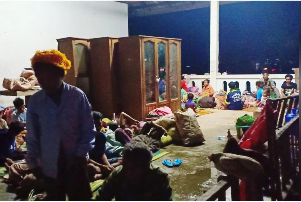 Người dân tại trung tâm sơ tán sau khi con đập thuộc dự án thủy điện Xepian-Xe Nam Noy bị vỡ, ngày 24-7. Ảnh: REUTERS