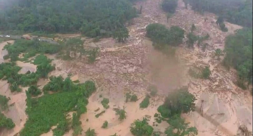 7 ngôi làng trong tỉnh Attapeu bị ngập hoàn toàn sau khi một đập phụ thuộc dự án thủy điện Xi-Pian Xe-Namnoy ở Lào vỡ tối 23-7. Ảnh: THE STANDARD