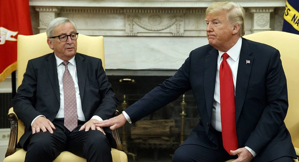 Tổng thống Mỹ Donald Trump (bên phải) tiếp Chủ tịch Ủy ban châu Âu Jean-Claude Juncker (bên trái) tại Nhà Trắng ngày 25-7. Ảnh: AP