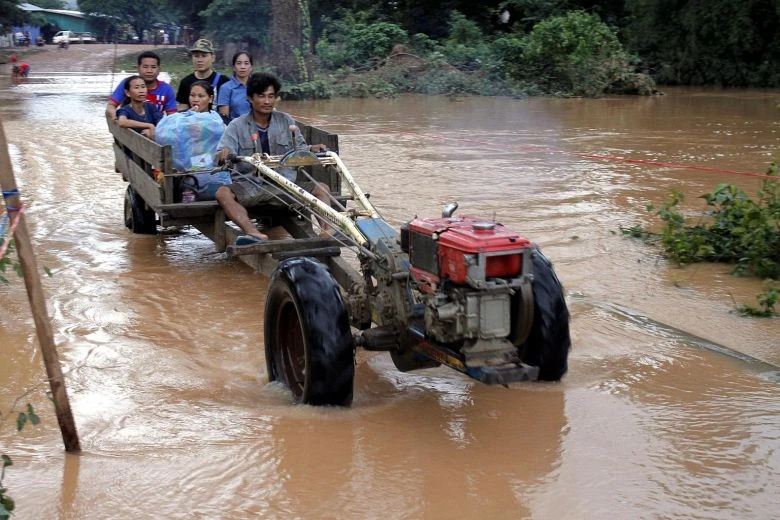 Sơ tán người dân tại huyện Sanamxai, tỉnh Attapeu (Lào) ngày 25-7. Ảnh: AFP