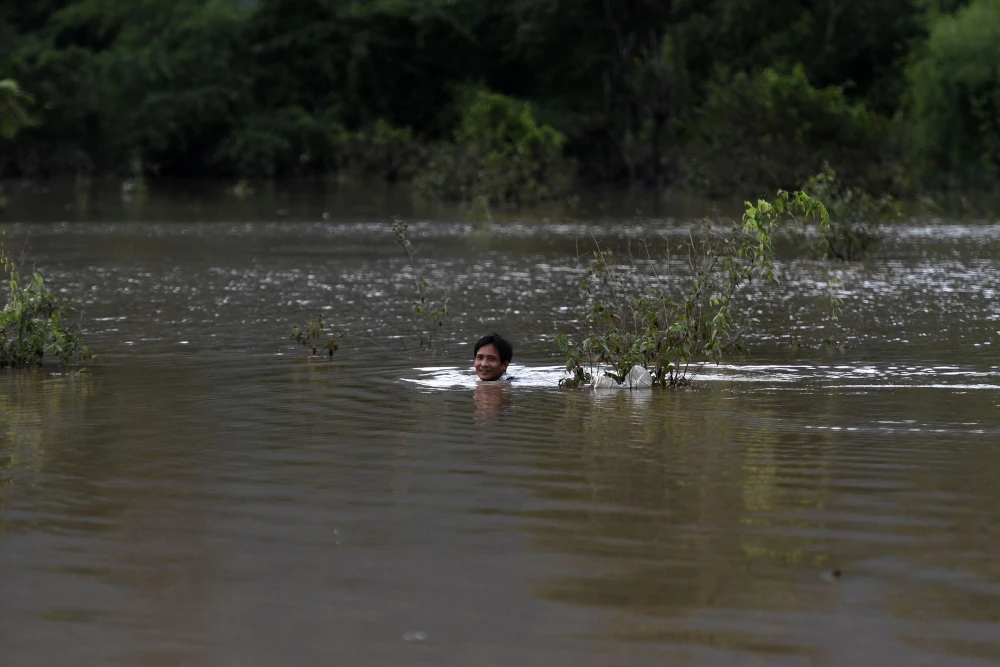 Huyện Sanamxai, tỉnh Attapeu (Lào) ngập sâu sau khi đập phụ dự án thủy điện Xe Pian Xe Namnoy vỡ. Ảnh: AFP
