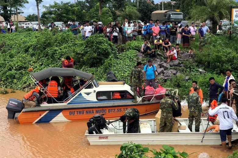 Sơ tán người dân tại tỉnh Attapeu (Lào), ngày 24-7. Ảnh: REUTERS