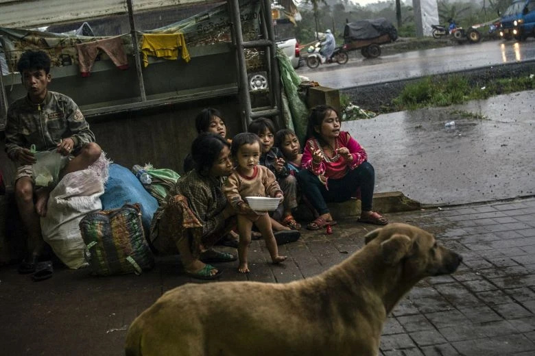 Người dân sơ tán tại tỉnh Attapeu (Lào), ngày 24-7. Ảnh: REUTERS