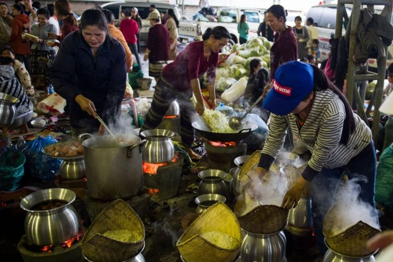 Người dân Lào tại một trung tâm sơ tán. Ảnh: NYT