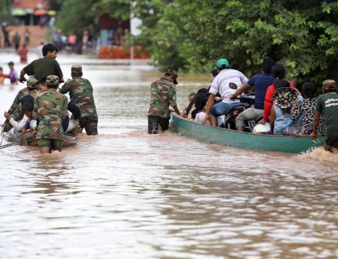 Binh sĩ Campuchia sơ tán người dân bằng thuyền tại tỉnh Stung Treng ngày 26-7. Ảnh: AFP