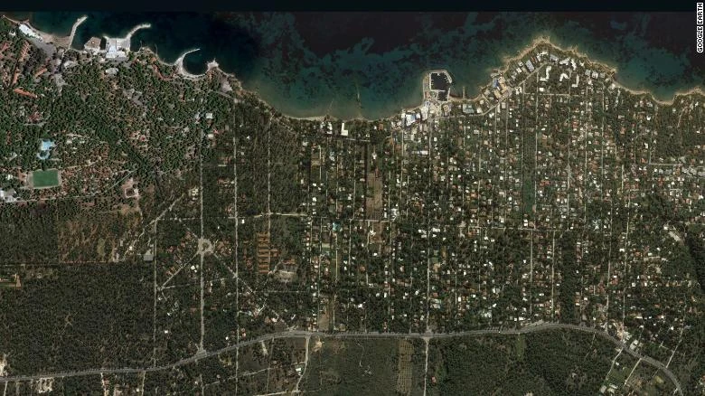 Hình ảnh vệ tinh chụp thị trấn Mati tháng 10 năm ngoái cho thấy bao quanh các ngôi nhà là các rừng cây dễ cháy. Ảnh: CNN