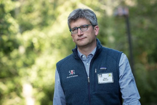 Giám đốc Tài chính Facebook David Wehner cũng bị cổ đông kiện sau khi cổ phiếu rớt giá 19%. Ảnh: WSJ