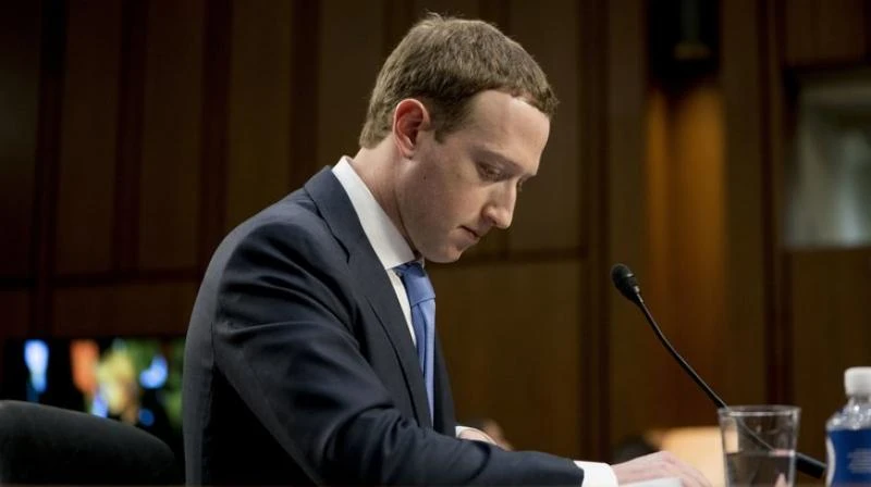 Tổng Giám đốc Facebook Mark Zuckerberg bị cổ đông kiện sau khi cổ phiếu rớt giá 19%. Ảnh: DECCAN CHRONICLE