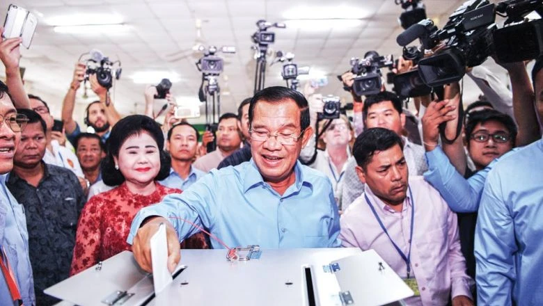 Thủ tướng Hun Sen và vợ là bà Bun Rany bỏ phiếu trong cuộc bầu cử Quốc hội Campuchia 2018, ngày 29-7. Ảnh: AFP