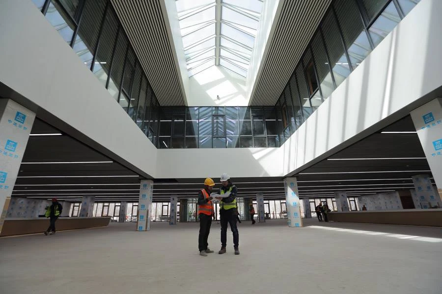 Các công nhân xây dựng tại một công trình ở khu kinh tế mới Tân Sơn của tỉnh Hà Bắc. Ảnh: CHINA DAILY