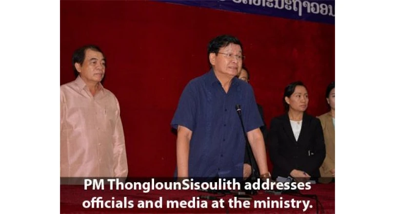 Thủ tướng Lào Thongloun (áo xanh) họp báo ngày 29-7. Ảnh: THE NATION