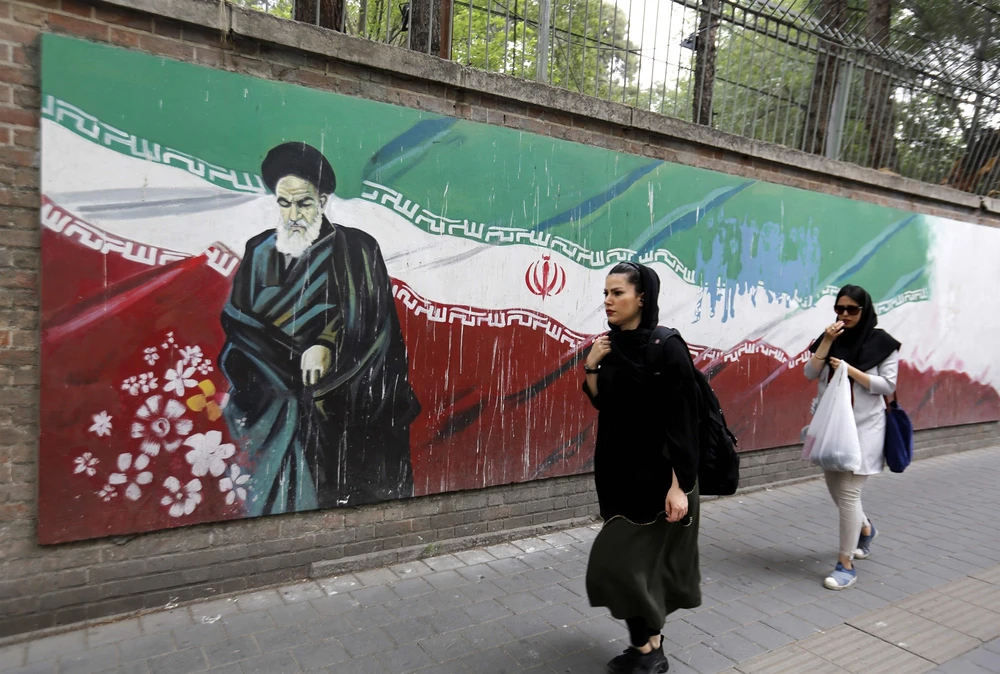 Người dân Iran gần khu vực trước kia Mỹ mở đại sứ quán tại Tehran, ngày 7-8. Ảnh: AFP