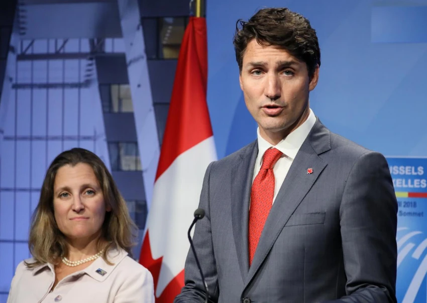 Thủ tướng Canada Justin Trudeau (phải) và Ngoại trưởng Canada Chrystia Freeland trong một cuộc họp báo bên lề thượng đỉnh NATO vừa qua ở Brussels (Bỉ) ngày 12-7. Ảnh: REUTERS