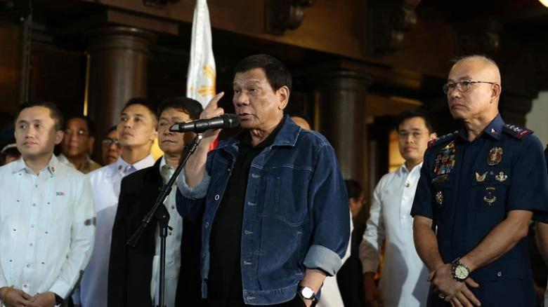 Tổng thống Philippines Rodrigo Duterte trong buổi triệu tập và dọa giết các nghi can cảnh sát mà ông là “mối đe dọa cho xã hội”, ngày 7-8. Ảnh: CNN