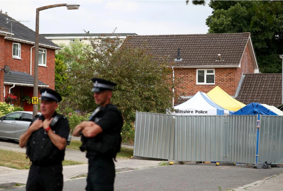 Cảnh sát canh gác bên ngoài nhà cựu điệp viên người Nga Sergei Skripal ở Salisbury (Anh) ngày 19-7. Ảnh: REUTERS