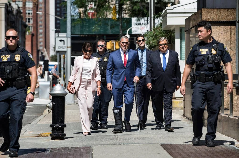 Ông Viktor và bà Amalija Knavs cùng luật sư Micheal Wildes trên đường đến lễ tuyên thệ nhập tịch ở thành phố New York ngày 9-8. Ảnh: NEW YORK TIMES